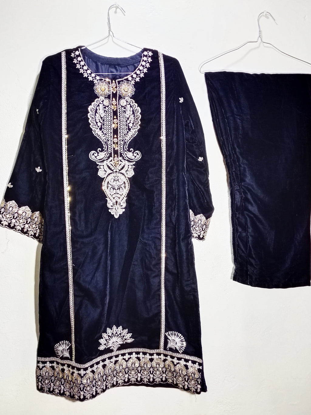 *Emerald Opulence – Velvet Embroidered 2-Piece Suit*