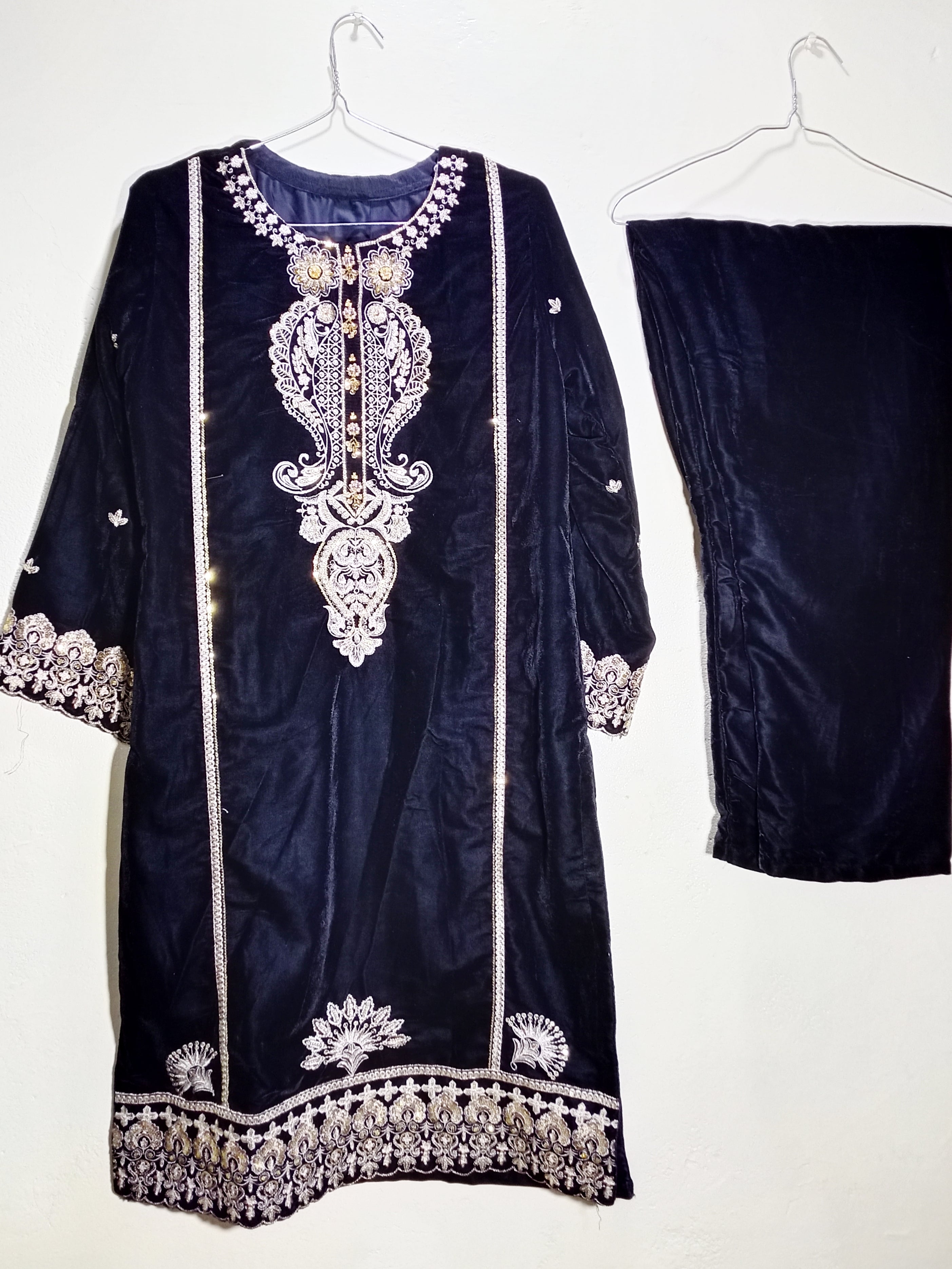 *Emerald Opulence – Velvet Embroidered 2-Piece Suit*