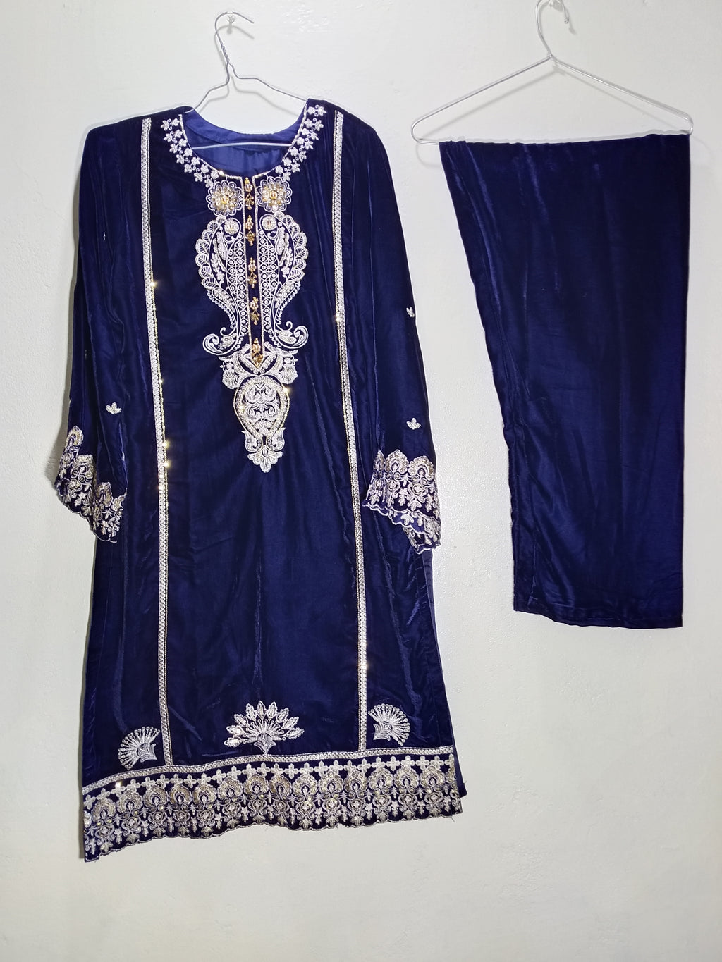 *Emerald Opulence – Velvet Embroidered 2-Piece Suit*