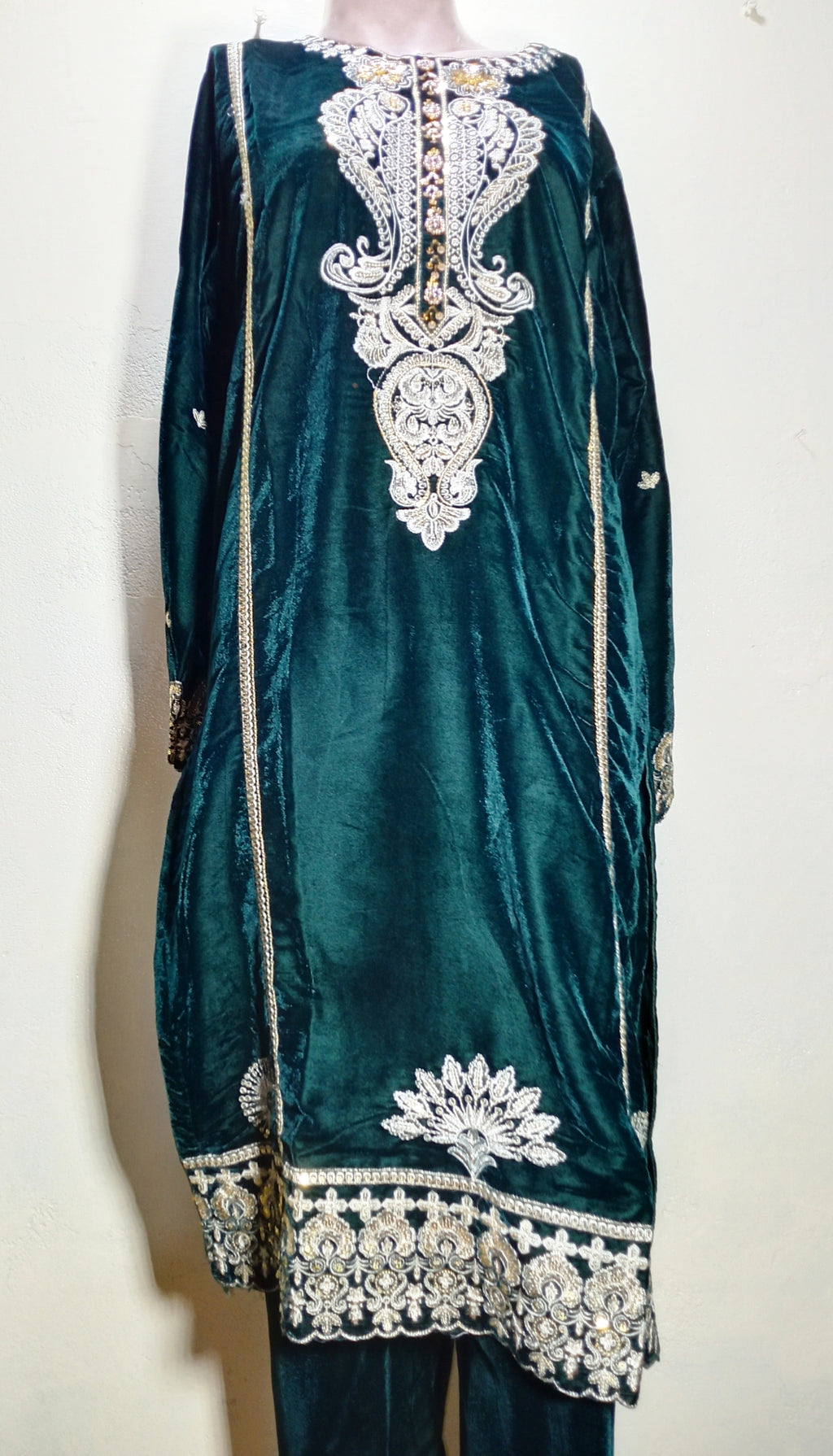 *Emerald Opulence – Velvet Embroidered 2-Piece Suit*