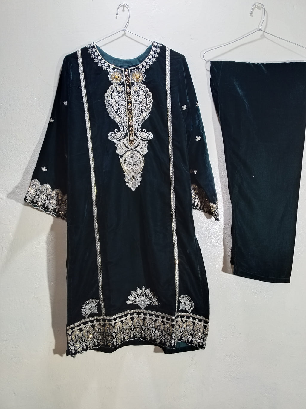 *Emerald Opulence – Velvet Embroidered 2-Piece Suit*