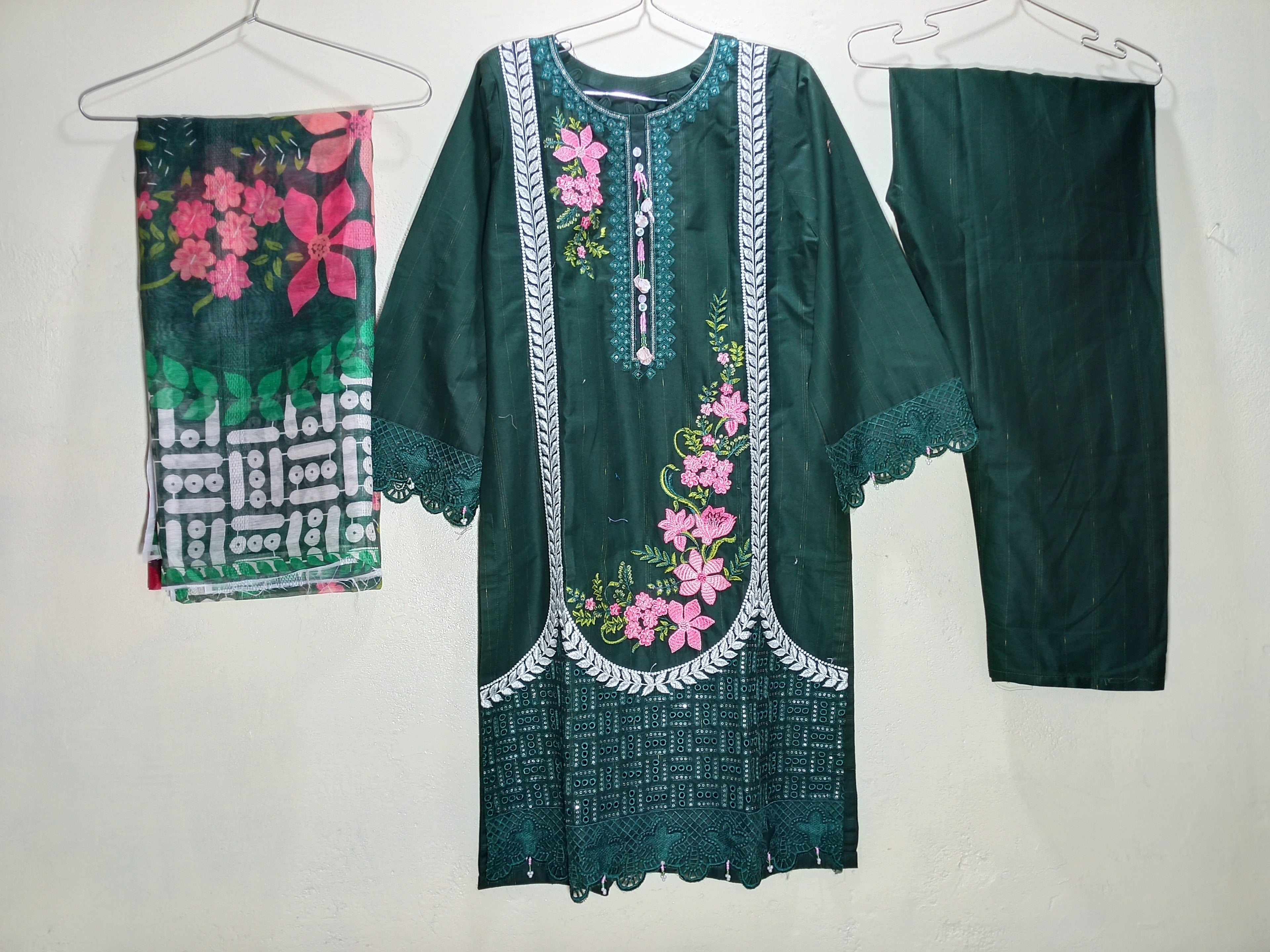 Floral Katry Elegance – 3 Piece Lawn Suit