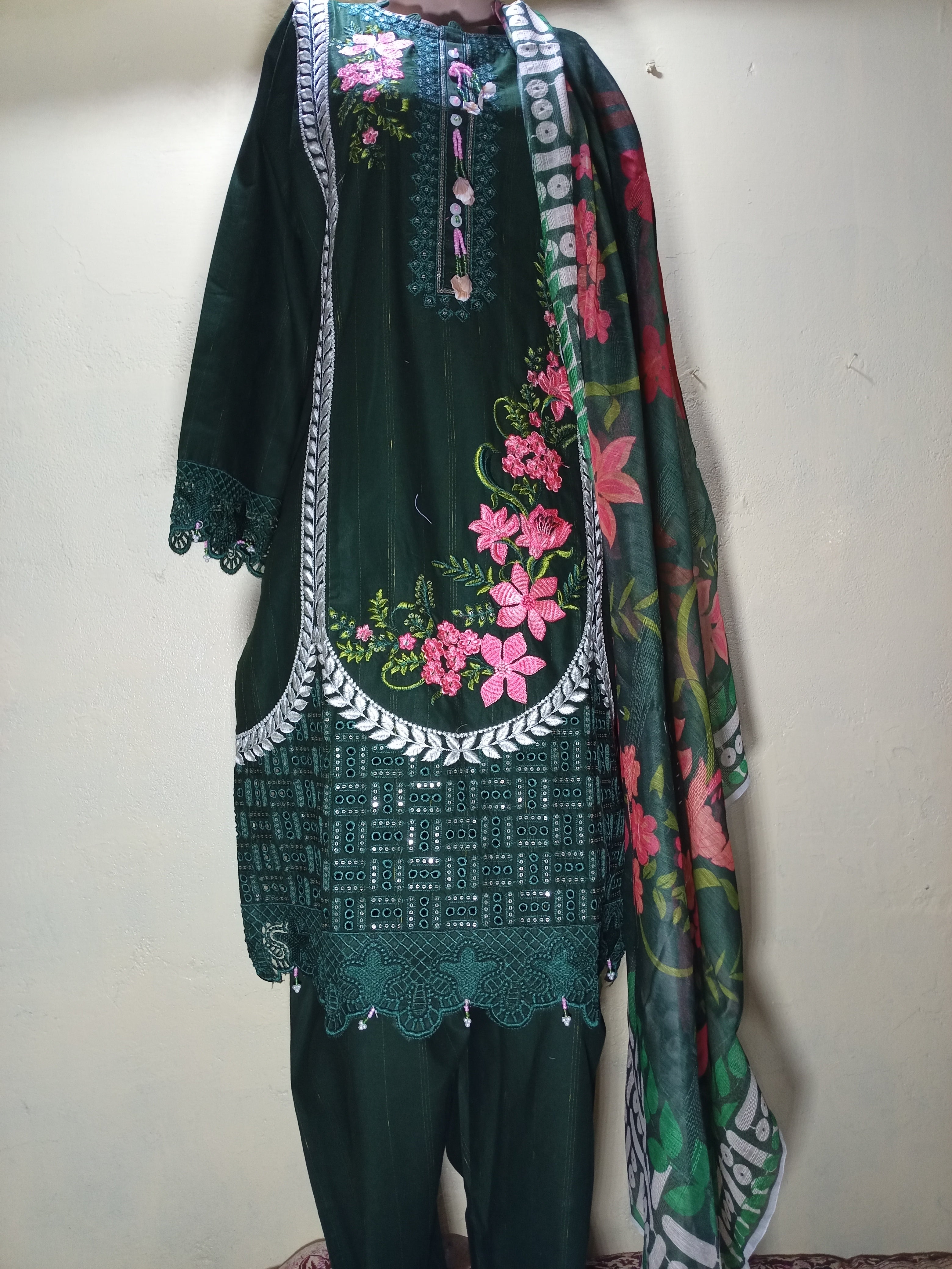 Floral Katry Elegance – 3 Piece Lawn Suit